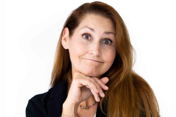 Frau schaut verzweifelt nach oben