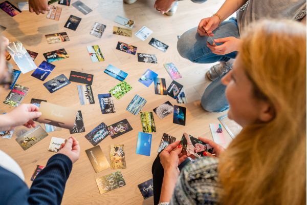 Türkis schimmernde Wasseroberfläche, mit vereinzelten Wasser blasen.